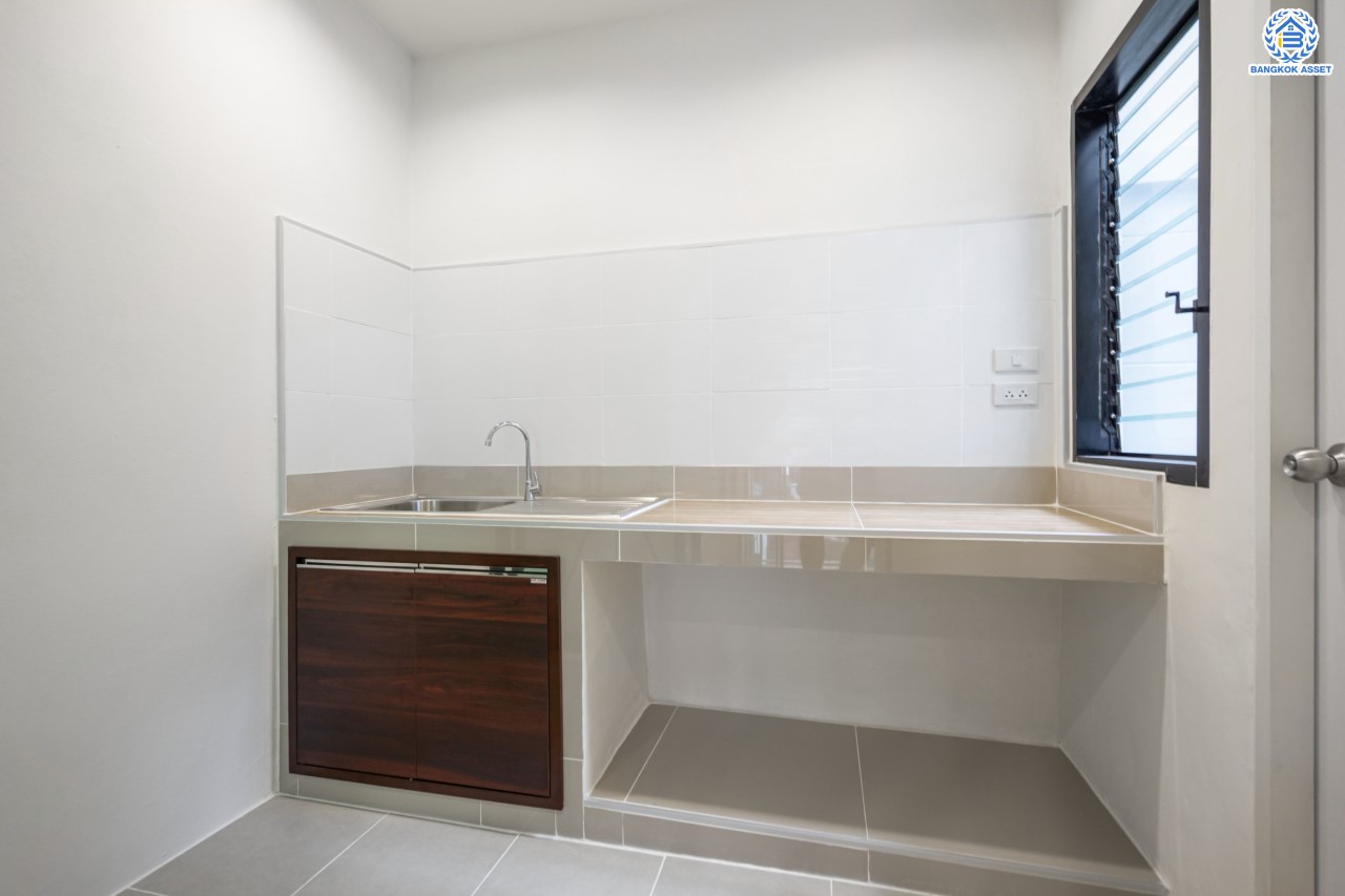 บ้านมือสองตกแต่งใหม่ ม.ซิกเนเจอร์ กัลปพฤกษ์ พร้อมสิ่งอำนวยความสะดวกครบครัน หลังใหญ่ 3 ชั้น บนเนื้อที่ 17 ตร.ว. พื้นที่ใช้สอย 140.5 ตร.ม. ฟังก์ชัน พร้อม 3 ห้องนอน 3 ห้องน้ำ จอดรถได้ 1 คัน บนทำเลคุณภาพติดถนนกัลปพฤกษ์ ตอบโจทย์ทุกการเดินทาง ใกล้รถไฟฟ้า " สถานีหลักสอง "